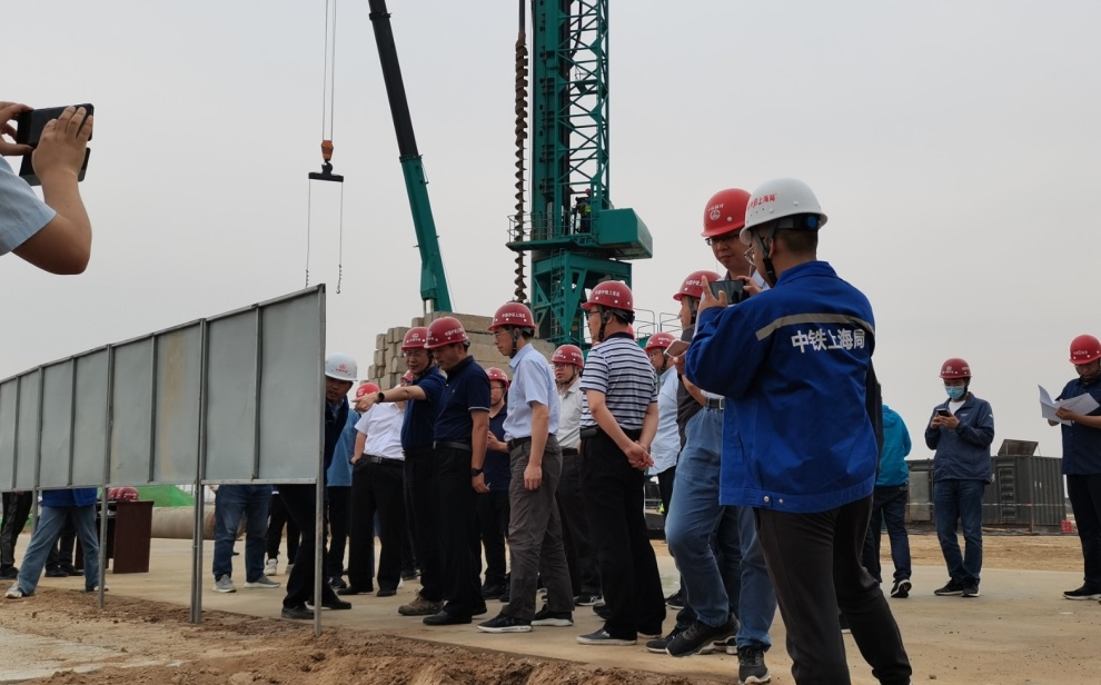 创下纪录！森林舞会网页版智能引孔式静力压桩机首次应用于高铁项目