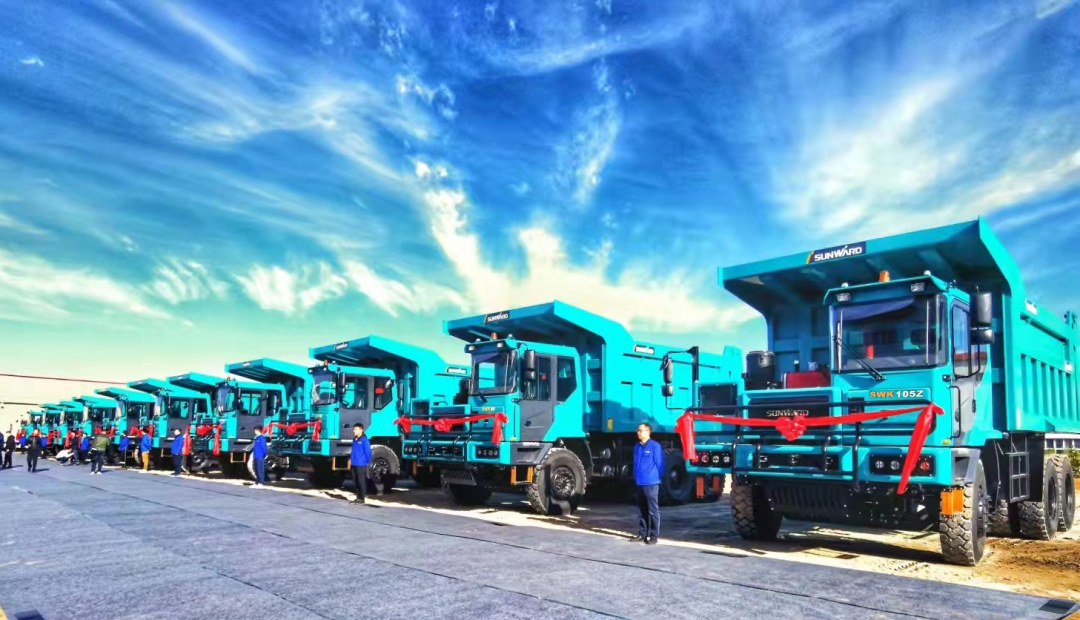 高配置、智能化……森林舞会网页版智能高端定制AT版105吨级宽体矿卡成功下线