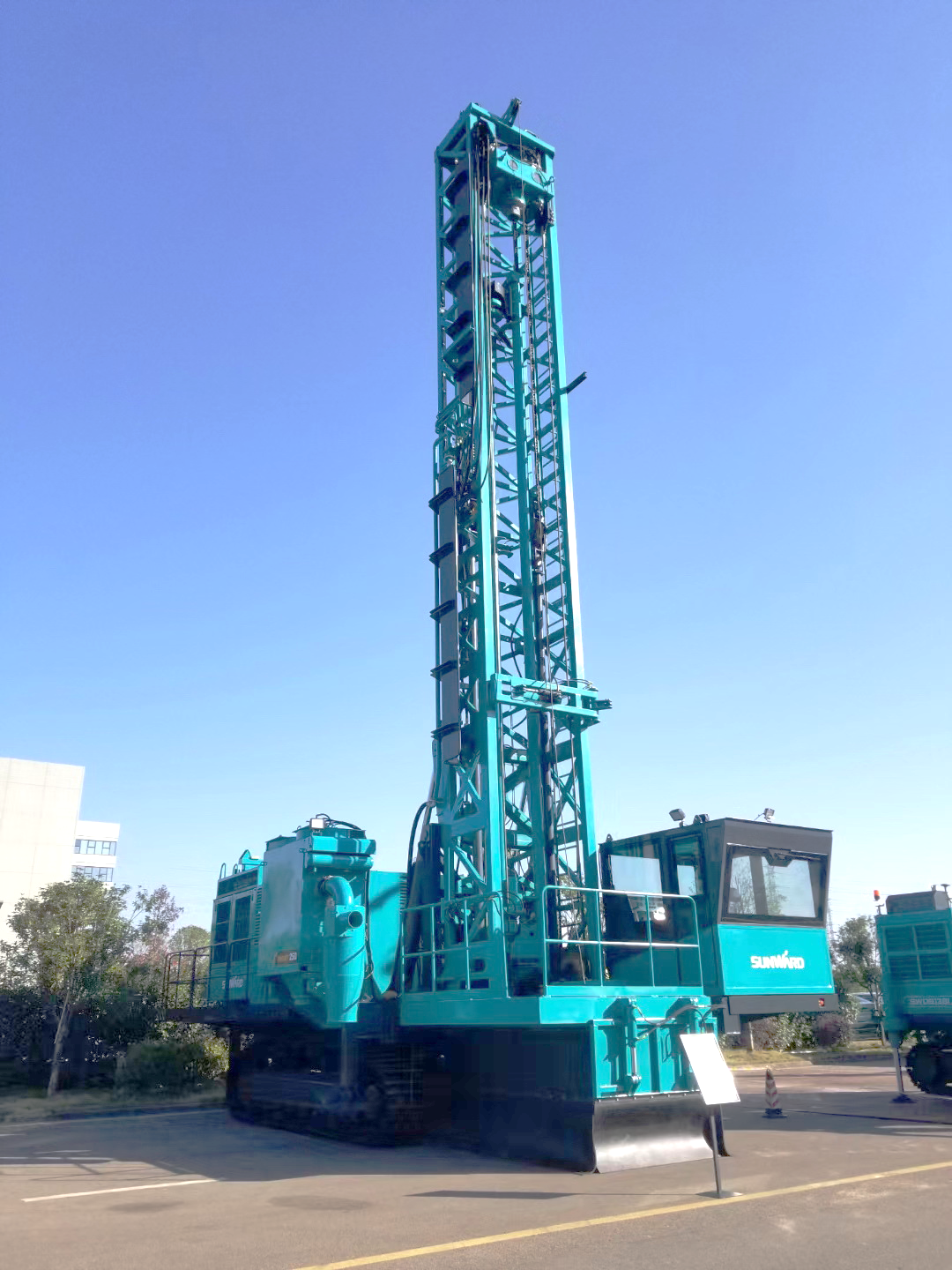 两种钻进模式+更大扭矩！森林舞会网页版智能自主研制的全液压牙轮钻机下线