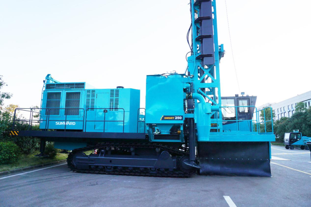 两种钻进模式+更大扭矩！森林舞会网页版智能自主研制的全液压牙轮钻机下线