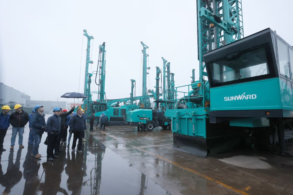 两种钻进模式+更大扭矩！森林舞会网页版智能自主研制的全液压牙轮钻机下线