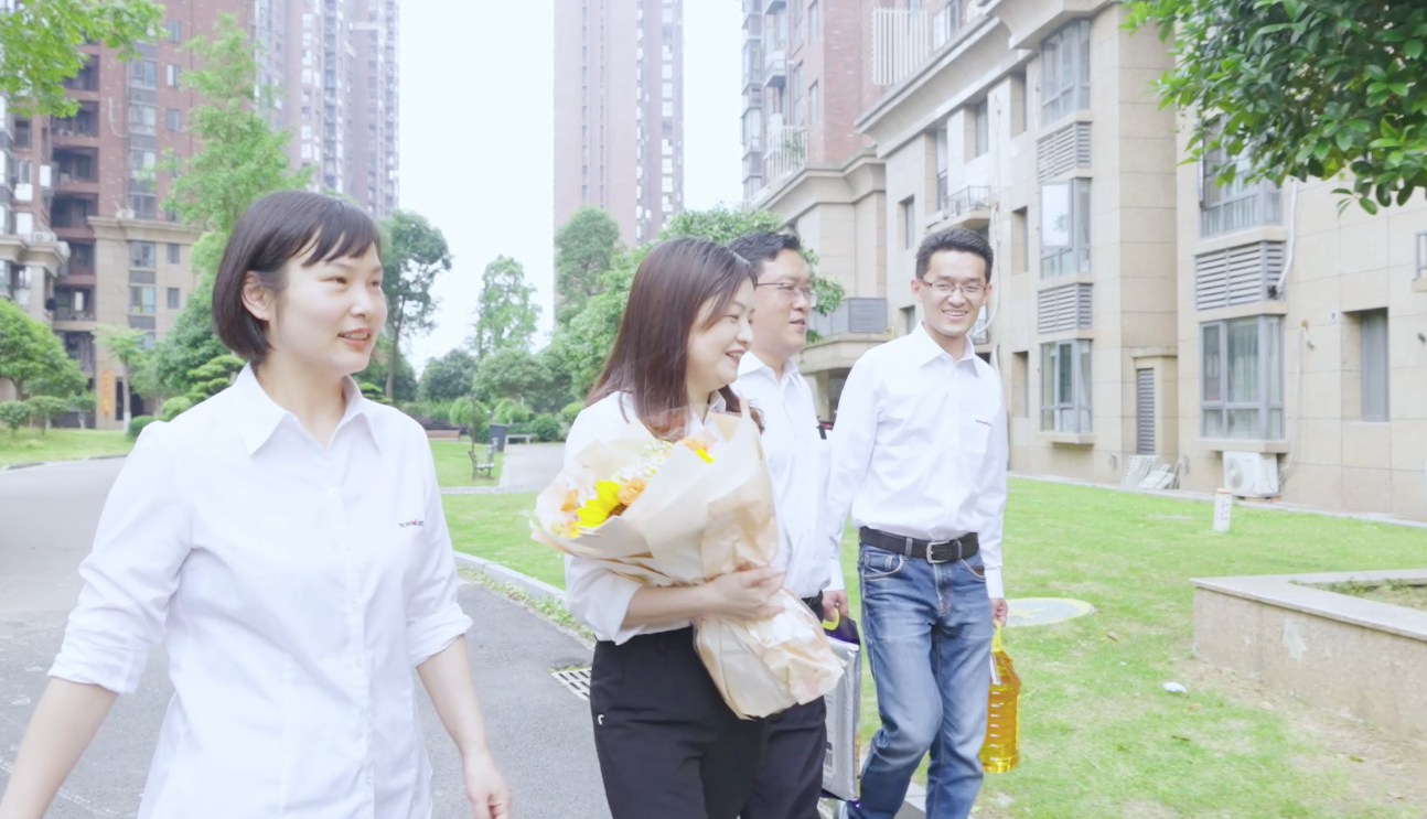 在母亲节，向你们身后的妈妈送去“森林舞会网页版家园”的温暖