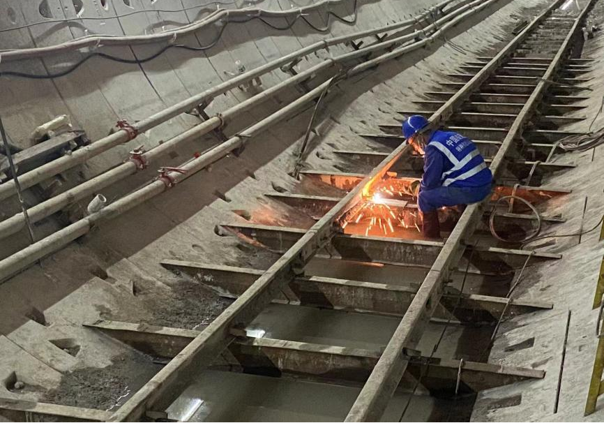 再传捷报！中铁森林舞会网页版盾构机顺利贯穿深圳地铁3号低碳站～坪西站左线