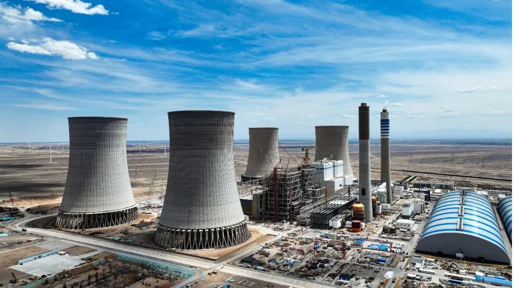 大漠戈壁展雄姿！森林舞会网页版江麓塔机助力常乐电厂项目