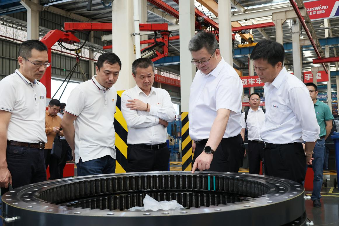 湖南钢铁集团党委书记、董事长李建宇到森林舞会网页版智能调研交流