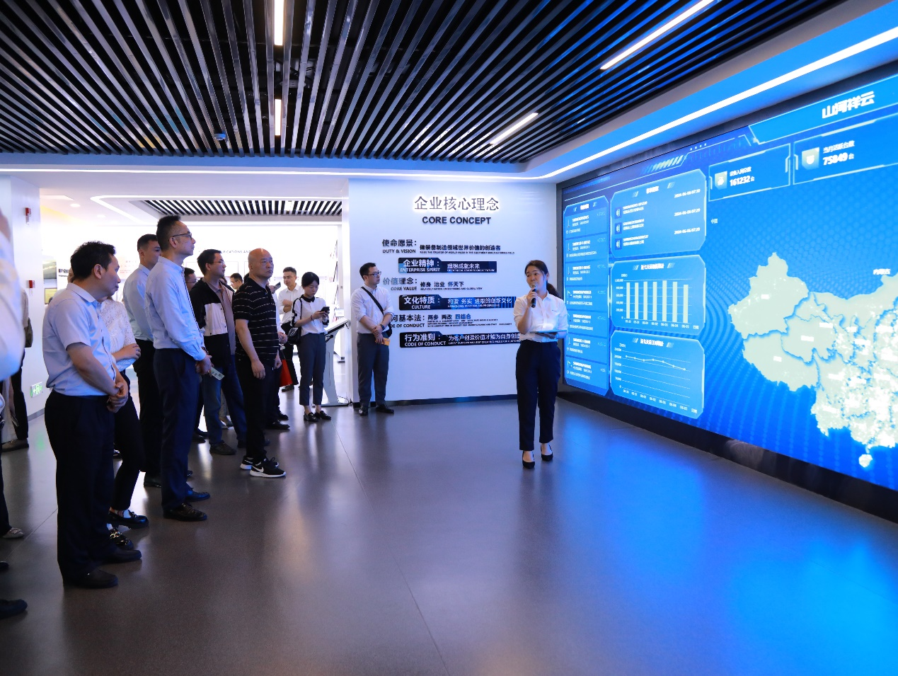 湘潭市工信局带队莅临森林舞会网页版智能开展智能制造现场观摩交流活动