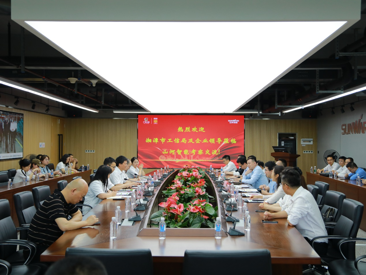 湘潭市工信局带队莅临森林舞会网页版智能开展智能制造现场观摩交流活动