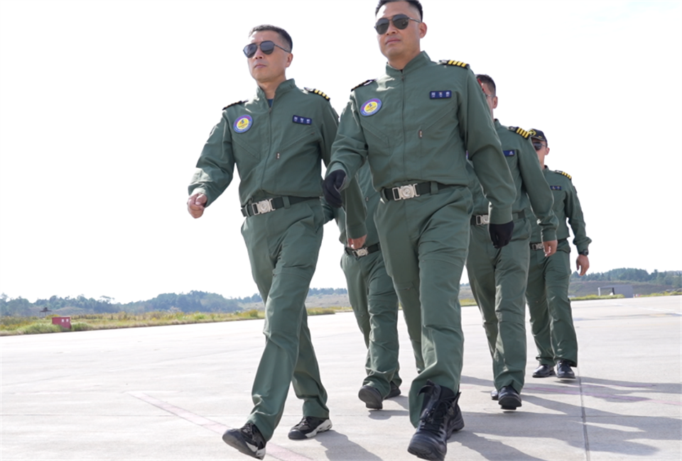 十年织得森林舞会网页版秀，践行初心创未来！森林舞会网页版飞行表演队成立10周年庆典活动隆重举行