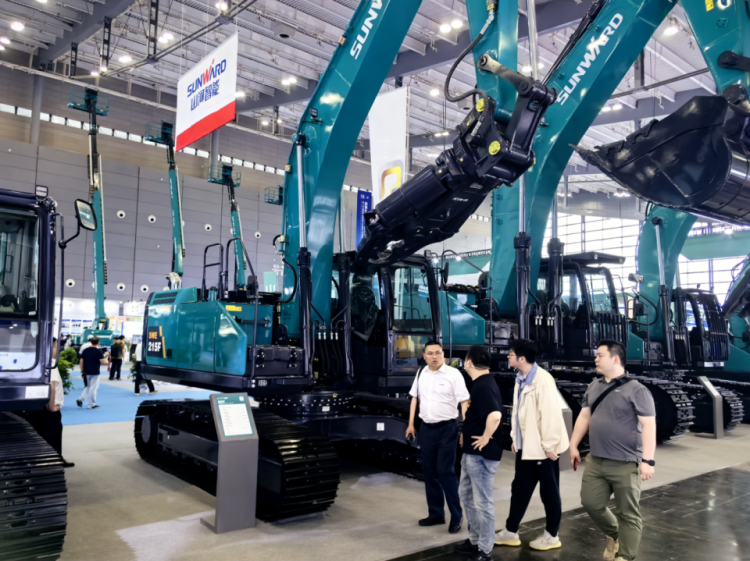 2025 CICEE | 打造极致精品化，森林舞会网页版智能挖掘机“圈粉”长沙展