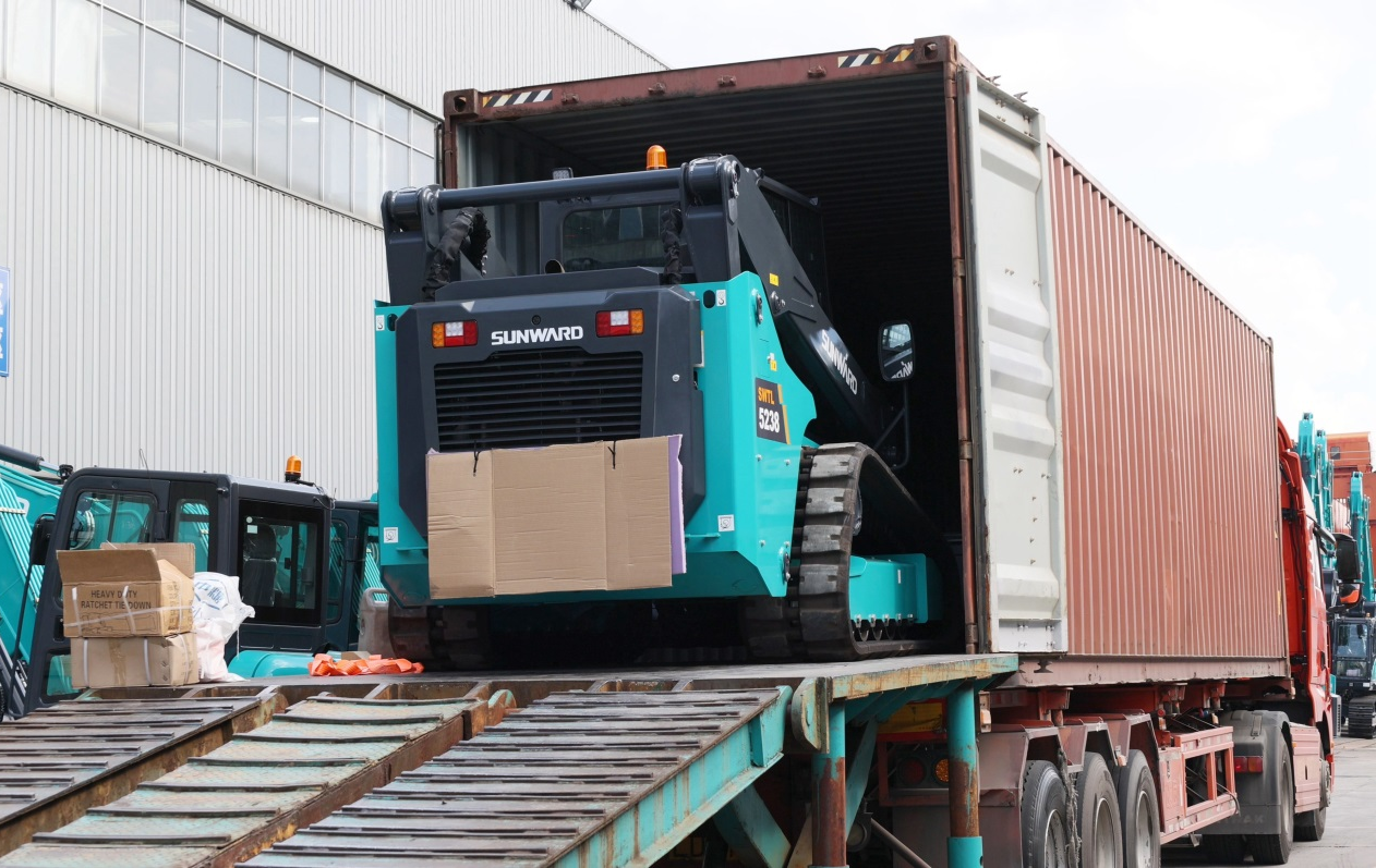 高端装备再获国际认可！森林舞会网页版智能最大吨位垂直举升履带式滑移装载机批量发往北美