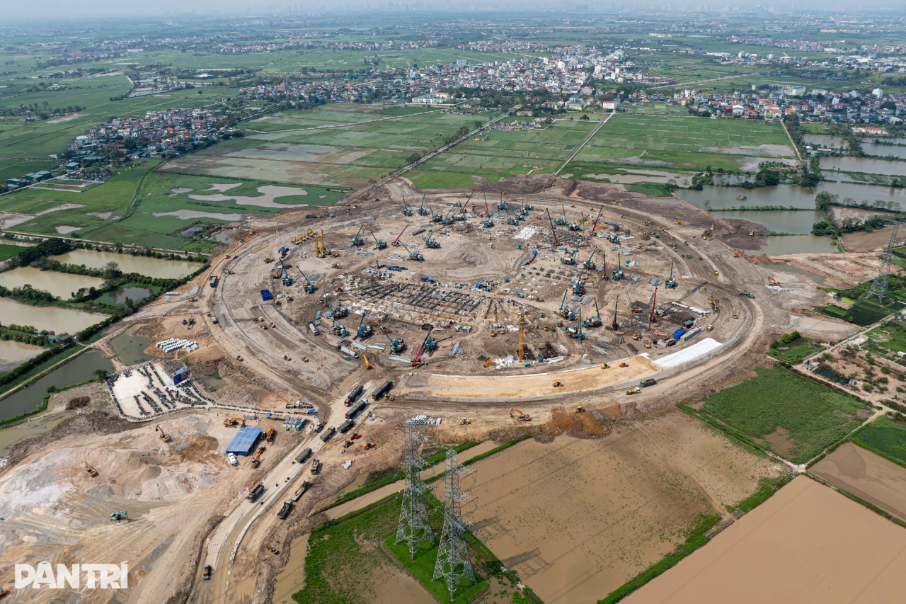 森林舞会网页版智能液压静力压桩机集群作业，为越南最大体育场筑牢根基