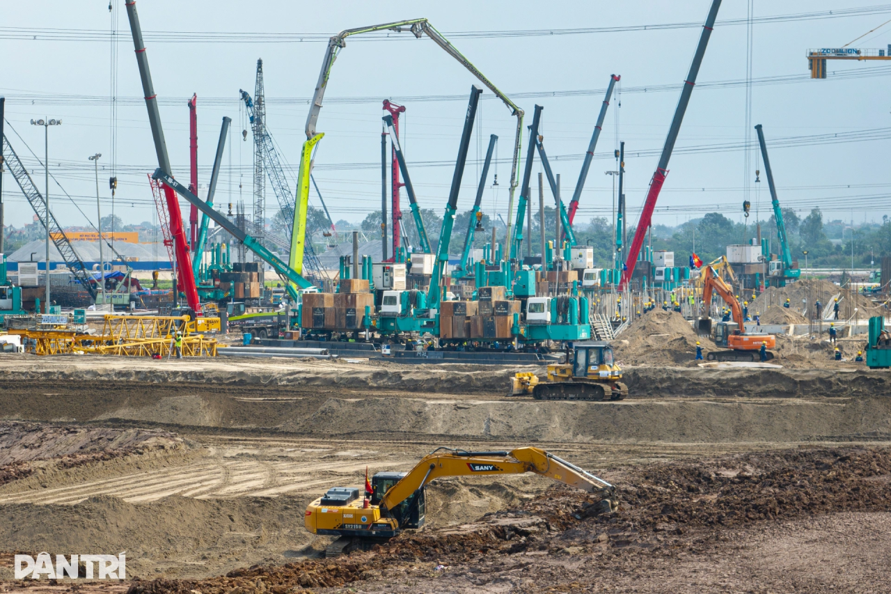 森林舞会网页版智能液压静力压桩机集群作业，为越南最大体育场筑牢根基